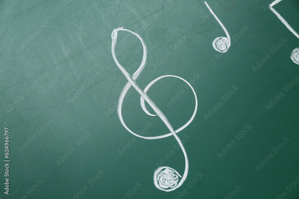 Treble clef on green background