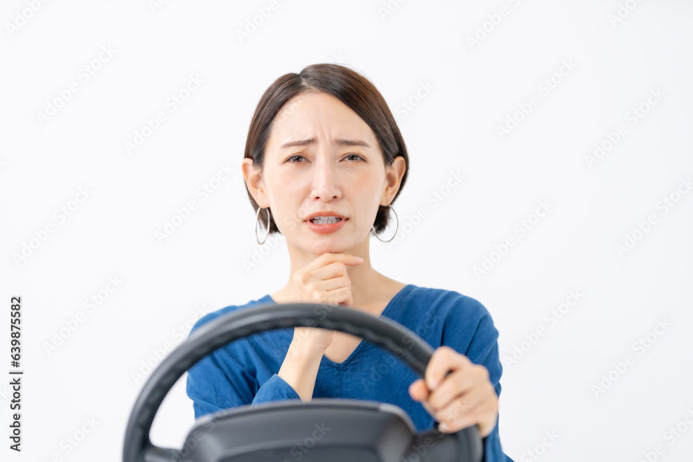 運転する女性