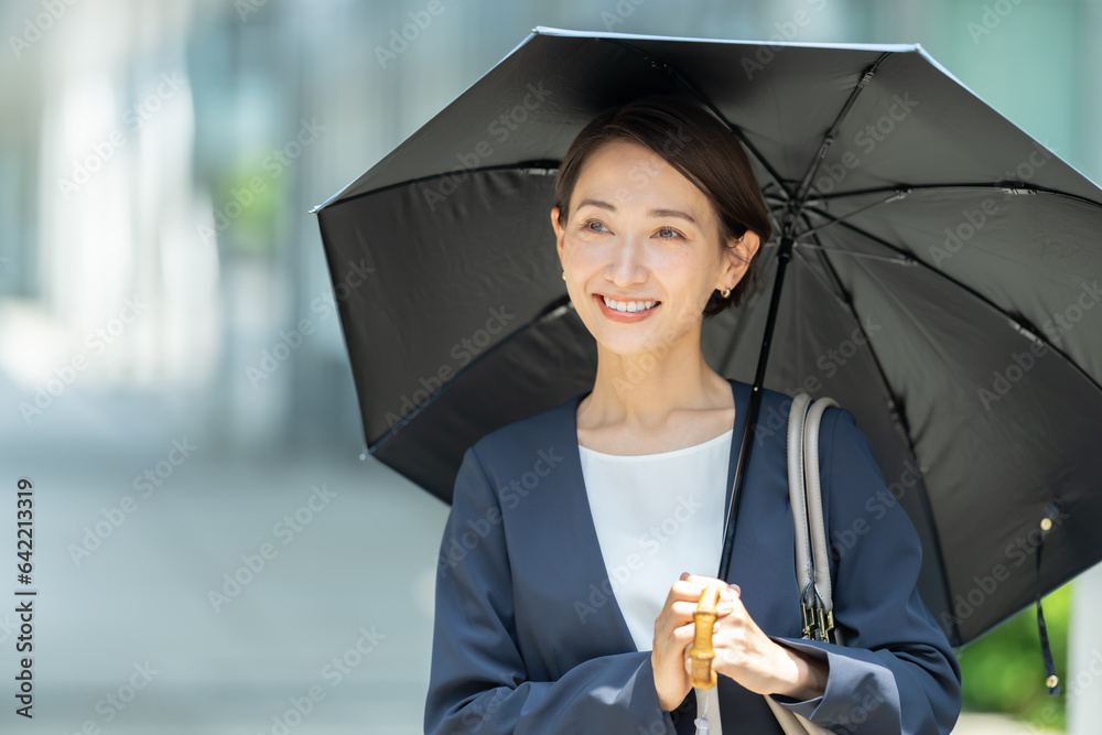 日傘を刺す女性