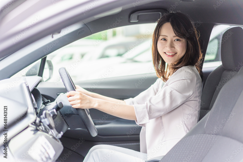 車を運転するビジネスウーマン