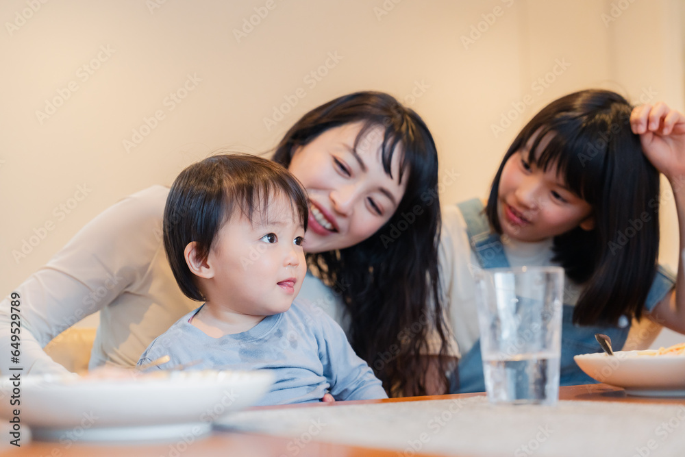 みんなでごはんを食べる大家族