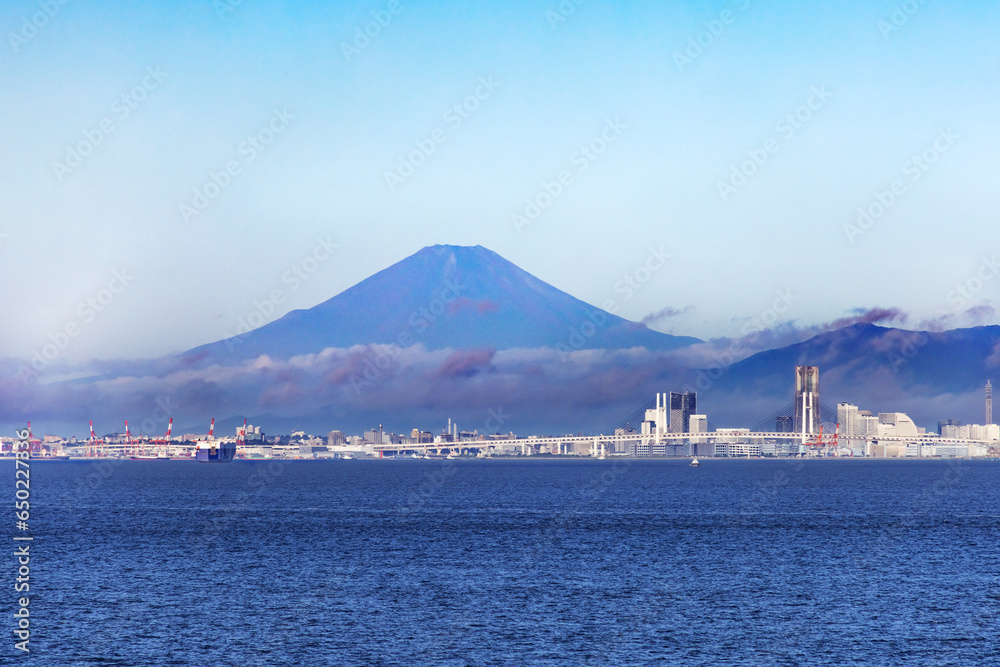 晴れた日の東京湾から見える富士山と横浜の街