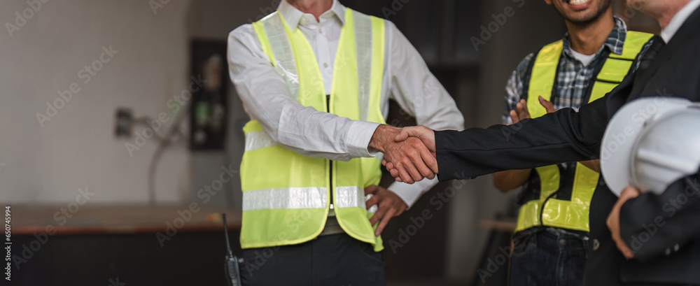 Hand in hand between project contractors and customers due to negotiation of expenses and investments, construction and repair of residential buildings.