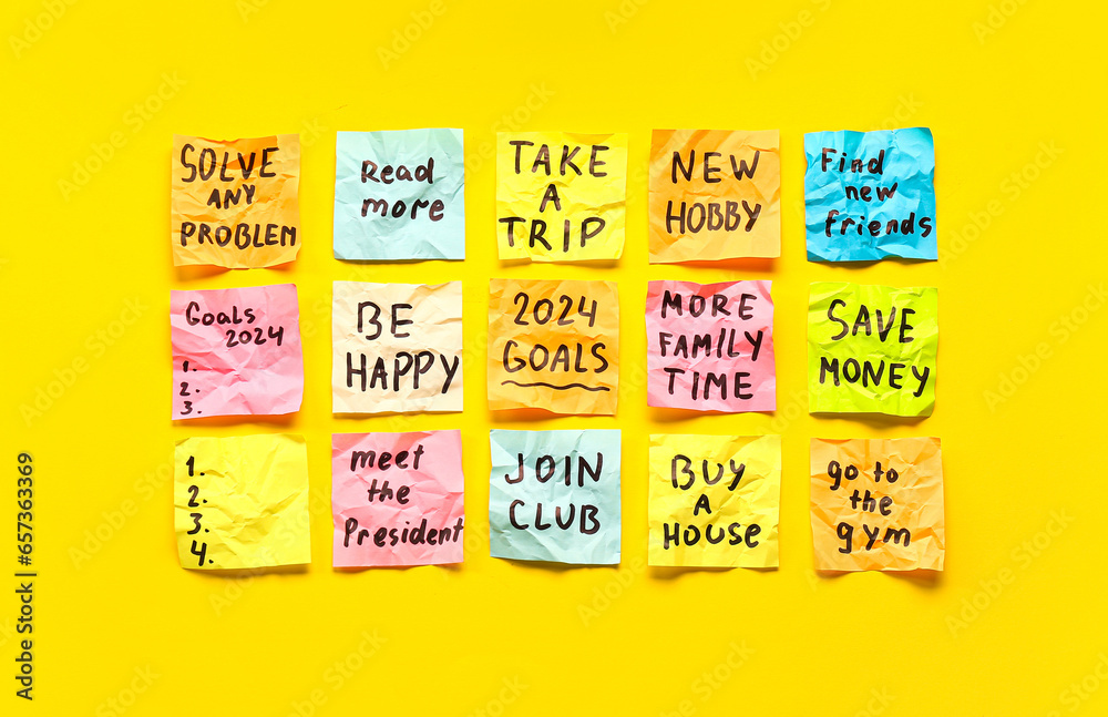 Sticky notes with different goals for 2024 on yellow background