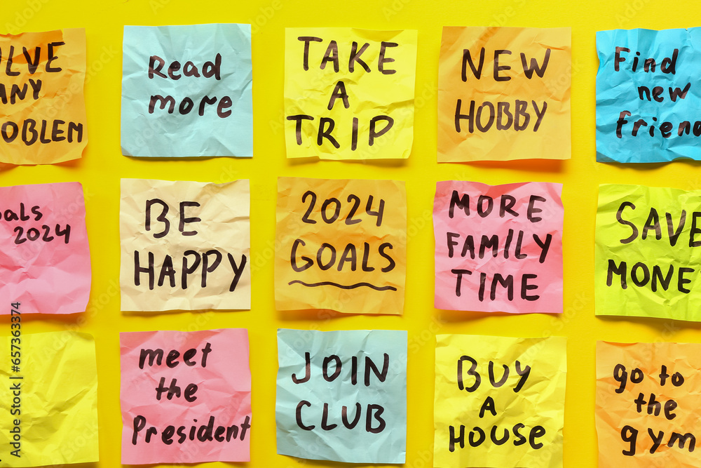 Sticky notes with different goals for 2024 on yellow background