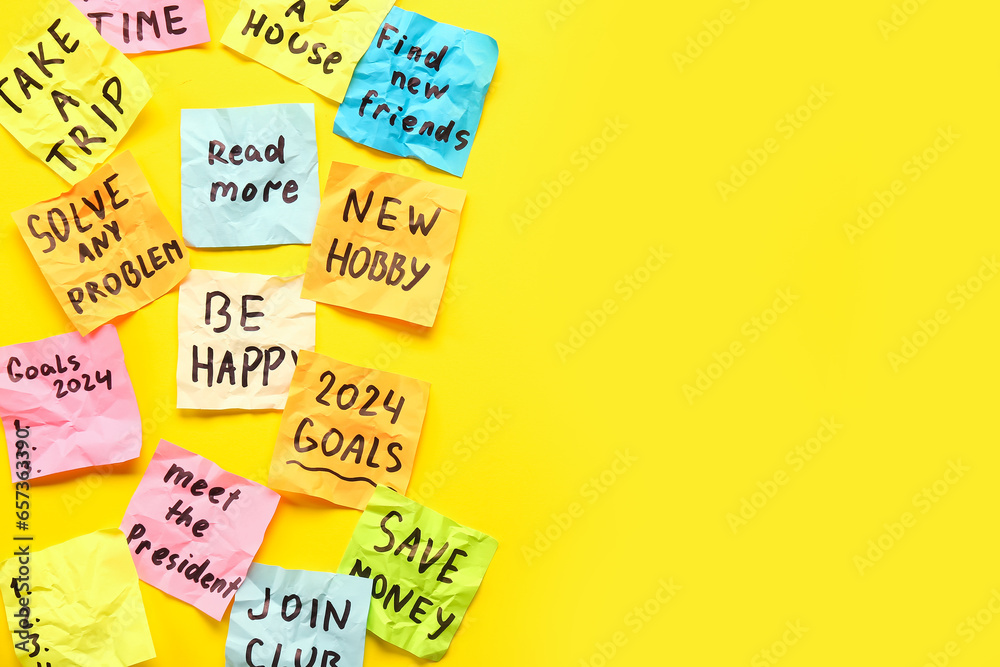 Sticky notes with different goals for 2024 on yellow background