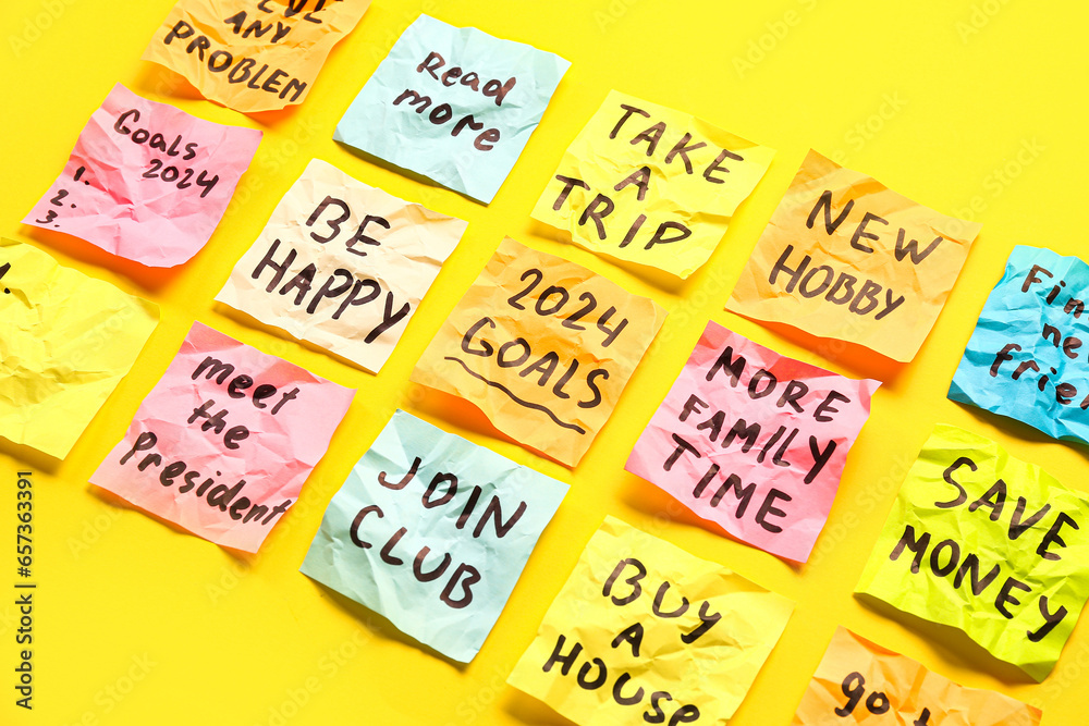 Sticky notes with different goals for 2024 on yellow background