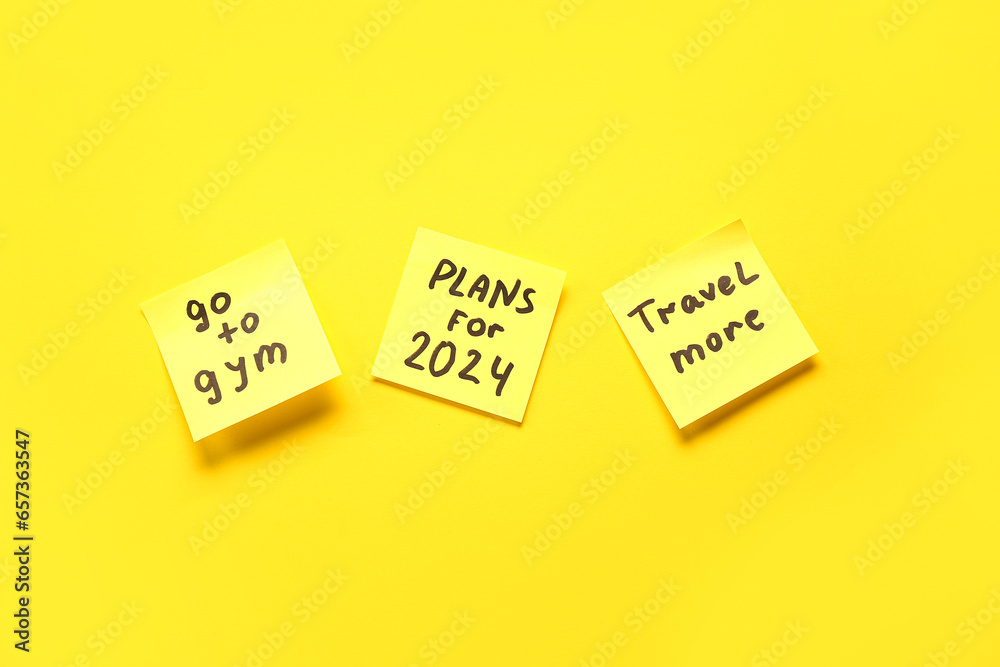 Sticky notes with different goals for 2024 on yellow background