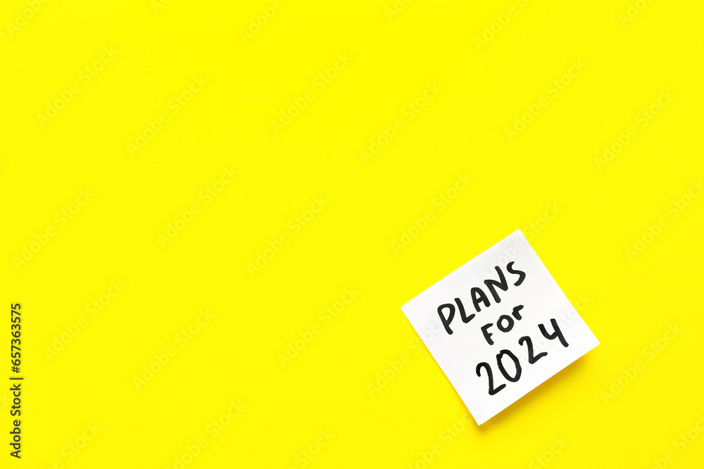 Sticky note with goal for 2024 on yellow background