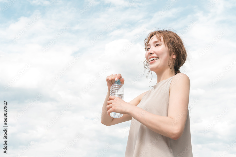 水・白湯・ミネラルウォーター・ぬるま湯を飲むアジア人女性（運動・ヨガ・ダイエット） 