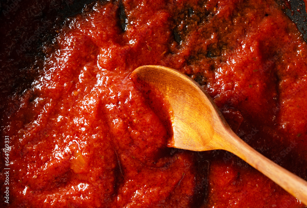 Scoop up the tomato sauce in the pan with a spoon.